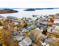 Renovated downtown Bar Harbor apartment, park and walk to shops and restaurants.