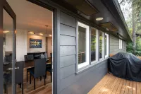 Skyline - Entire Modern 3-Bedroom House with Game Room, Sauna and Views!