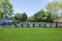 Coastal Retreat With Saltwater Heated Pool, 5 Min To Beach, Fire Pit, 4 BDRM