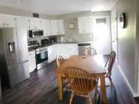 Freshly updated apartment with ample outdoor space Hoteles en Hector