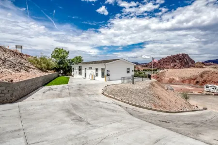 !!!NEW HOME AMAZING RIVER VIEWS!!!EXPERIENCED HOST PRIVATE BEACH & LAUNCH RAMP