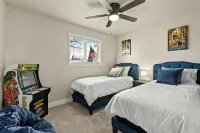 Relaxing Hot Tub! Great for Families or Business - Perfect Location!