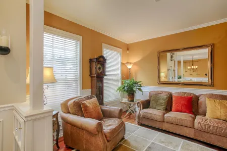 Oregon Winemakers Beautiful Colonial in Salem - Minutes to world class wineries