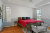 Spacious 4 Bedrooms with PRIVATE POOL & enclosed PATIO between Downtown & Tybee