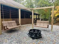 3/3 Sleeps 8, HotTub, Game Room, Fire Pit! Putting Green! Unbeatable Location!!