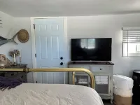 Charming studio in delightful La Mesa with WiFi, AC and Deck