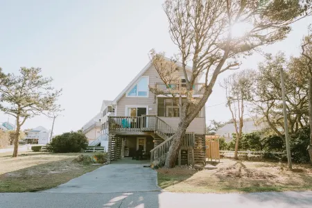 5 min Walk to Ocean, 1 Block to Dowdy Park AMAZING Location!!!!!