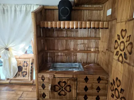 Aremen Transient, Nipa Hut with shared main house's bathroom Отели в г. Сан Хуан