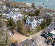 Downtown Captain's Mansion- The Dexter- Family, pet, and event friendly - 4-Star