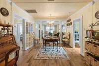 Secret Garden @ Seminole located in the heart of downtown Stuart, FL - ห้องครัว