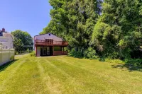 Large 5BR House w/ Backyard, Deck, and Patio Hotel dekat Princeton Junction