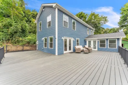 NEW! Charming RiversideHome-CT RiverPrivate, Spacious, Family & Pet Friendly