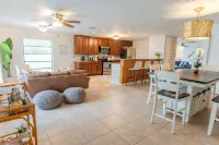 Spacious home minutes from the beach! Hotels in Naples Park