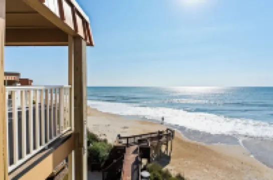 The Pink Pearl - Top Floor Beachfront Boho Condo with Community Pool!