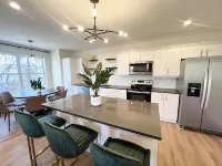 Massive 5 Bedrooms: 3King 2Queen, 10 mins to Downtown Hartford Hotels in Bloomfield