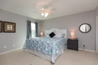 Cozy, 2nd floor apt 5 min walk to bch. PET friendly. FREE bottle of PROSECCO