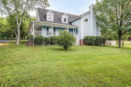 Mini Farmland Apartment with Free Range Chickens and a Beautiful Sunset Отели в г. Томпсонс Стейшен