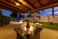 Private Family☀Pool Home☀ /Firepit/King BED Suite/ Fun Billiard Table/Sleeps 10 Hotels in Rialto
