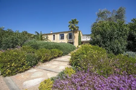 Luxurious finca with large pool in a unique location