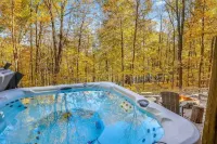 Rustic Private Cabin Outdoor Hot tub w/ Lake View