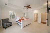 The St. Thomas On Lake Hamilton - Sleeps 10, Lakefront!