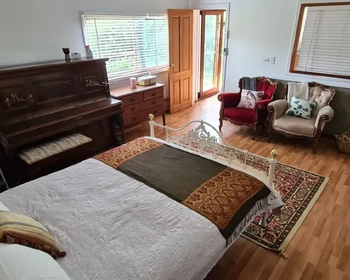 Dairy Song: for the Musicians, Artists, Travellers, Lovers of Birdlife, Yoga ... Hotels in Wingham