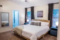 Perfectly-Located, Charming Family Home w/ Pool 데저트 뷰 호텔