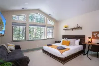 Luxurious Tahoe Escape: Hot tub, Arcade, Fireplace, and more+