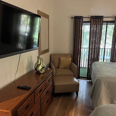 Sunset Beach, Beautiful one bedroom villa- 1.5 miles from the beach!