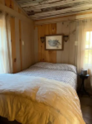 Cona LaPrade Cabin - located next to LaPrade's Marina on beautiful Lake Burton.