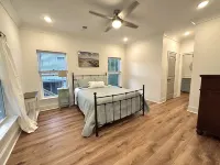 Hollywood House - Luxurious New Build with 6 Seat Golf Cart!