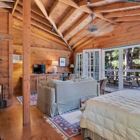 1940s Cottage Stunner Large Studio w/loft feel dog friendly Отели в г. Истам