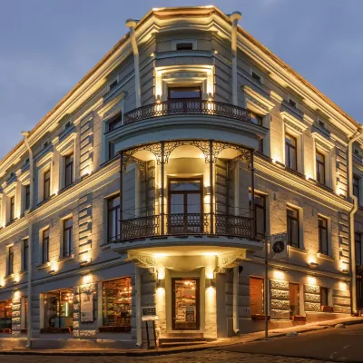 Dom Tat Hotels near Chasovaya Bashnya
