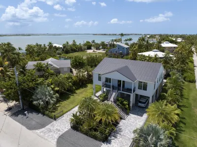 THE BLACK MARLIN - 3 BEDROOM / 2.5 BATHROOM WITH POOL & TIKI HUT Hotels near Capt. Pete's Coconut Garden