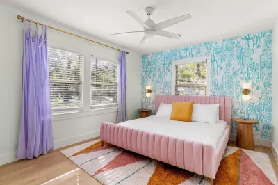 Heated Pool-Sleeps 10-Fire Pit- 2miles Downtown! Hotels in Central Austin