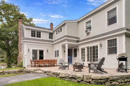 Family friendly home in heart of Cape Porpoise Отели в г. Кеннебанкпорт