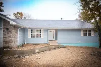 2 Primary Suites! 4.5BR Beaver Lakefront, Lake view. Hotels near Eureka Springs Music Park