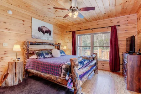 LOG HOME - NEXT TO CREEK / FIREPLACE / HOT TUB / HIKING TRAILS / PET FRIENDLY