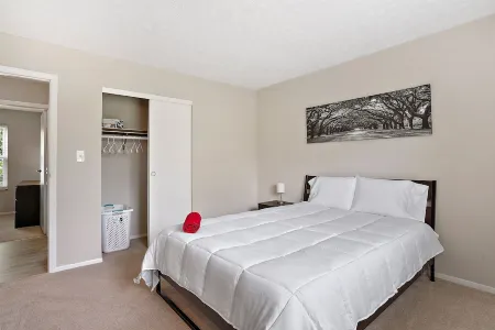 EASTON TOWNE CENTER 4 bed, 2 full bath home w/  big yard