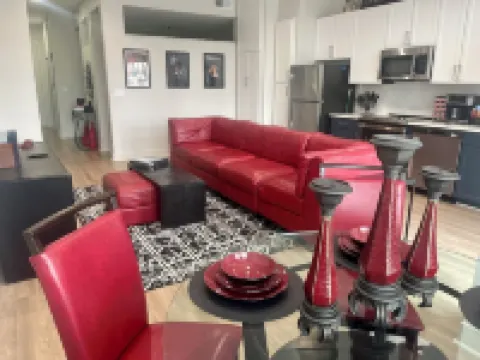 Perfect Location! Skyline View!Gym/Free Parking/Newly Renovated Pool