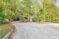 Bear Paw Cottage #2 Queen; Cozy! Adorable!  Pet Friendly! 4 Miles to Helen!