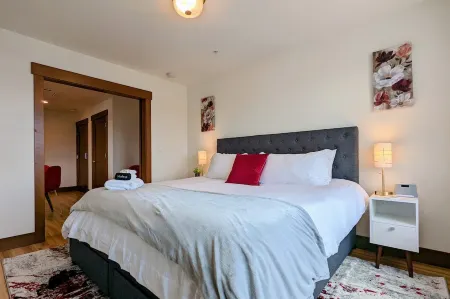 Newberg Wine Country Suites: Noir Room Отели рядом с достопримечательностью «Champoeg State Heritage Park»