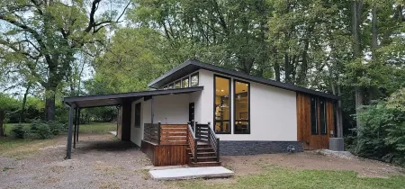 Modern Home in Natures Warmth with Great Location