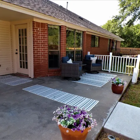 Backyard Oasis with Private Pool, SPA and Putting Green only 2 Miles from TAMU!