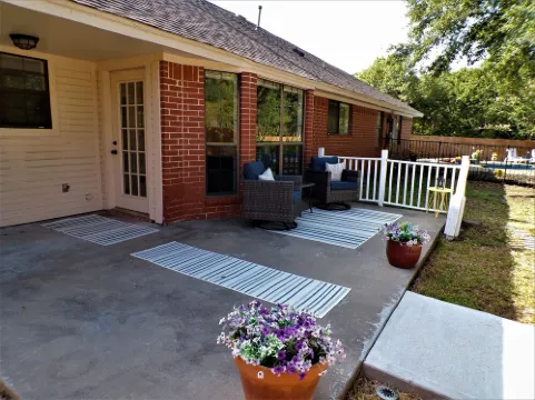 Backyard Oasis with Private Pool, SPA and Putting Green only 2 Miles from TAMU!