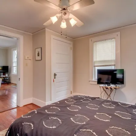 Beautiful 2bedroom cottage with full kitchen, dining area, laundry, 3 TVs, a/c