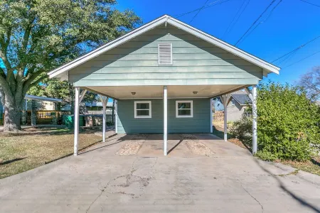 Newly renovated 2-bedroom, 1-bath guesthouse in the heart of San Angelo!