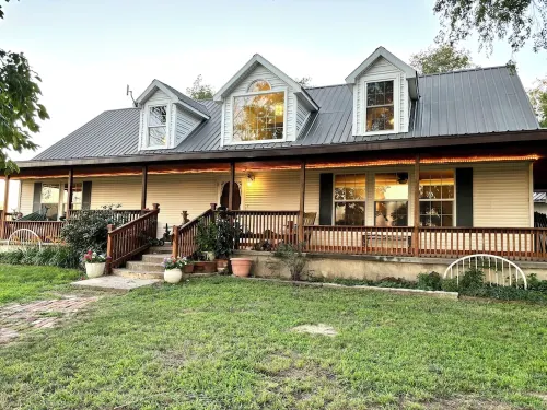 Charming 2-bedroom house in Hutchinson with WiFi, family-friendly.