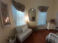 Nottingham Turret Rm w Queen Bed, Near UVaWise & Main St,  Private Detached Bath