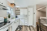 Charming Bungalow - Longmont- Nearby Lyons Pet Friendly fenced yard